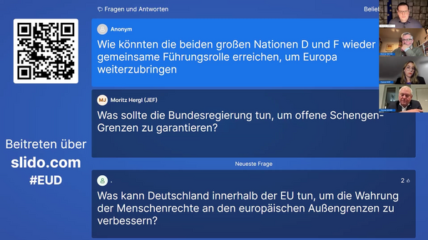Ein Screenshot aus einem Zoom-Webinar der Veranstaltungsreihe "Europa: Wir müssen reden". Auf dem Bildschirm sind eine digitale Q&A-Plattform sowie Videokacheln von Webinarteilnehmenden zu sehen.      Im linken Bereich des Bildes steht der Hinweis: "Beitreten über slido.com #EUD". Ein QR-Code ist ebenfalls abgebildet, mit dem Nutzer:innen direkt zur Slido-Seite gelangen können.      Im rechten Bereich werden drei gestellte Fragen aus dem Q&A-Tool angezeigt:         "Wie könnten die beiden großen Nationen D und F wieder eine gemeinsame Führungsrolle erreichen, um Europa weiterzubringen?" (anonym, beliebte Frage).         "Was sollte die Bundesregierung tun, um offene Schengen-Grenzen zu garantieren?" (Moritz Hergl, JEF).         "Was kann Deutschland innerhalb der EU tun, um die Wahrung der Menschenrechte an den europäischen Außengrenzen zu verbessern?" (anonyme Nutzer:in, neueste Frage).      Rechts oben im Bild sind kleine Videokacheln zu sehen, die insgesamt fünf Teilnehmende des Webinars zeigen, darunter Moderator:innen und Diskutant:innen.  Der Hintergrund der Grafik ist in Blautönen gehalten, passend zum Design der Europa-Union Deutschland.