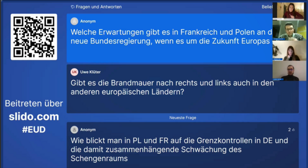 Screenshot einer Diskussionsplattform mit drei sichtbaren Fragen zu europäischen Themen und einem Videokonferenz-Fenster mit vier Teilnehmern.
