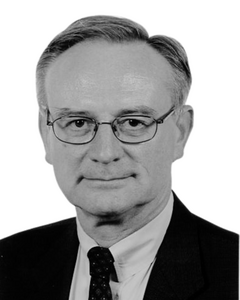 Schwarz-Weiß-Porträtfoto von Dr. Klaus Hänsch, MdEP (AD). Er trägt eine Brille, einen dunklen Anzug mit weißem Hemd und einer dunklen Krawatte. Das Bild stammt aus einem Nachruf.