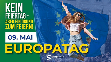 Die Grafik trägt links den Schriftzug "Kein Feiertag - Aber ein Grund zum Feiern. 9. Mai Europatag." Auf der rechten Seite ist eine junge Frau abgebildet, die in die Luft springt und die Arme von sich streckt. Im Hintergrund ist eine Europafahne zu sehen.